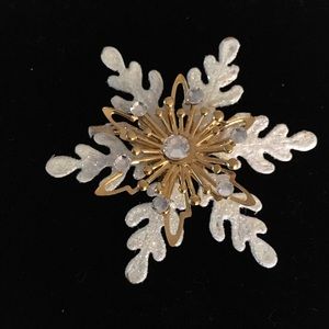Snowflake Pin ❄️